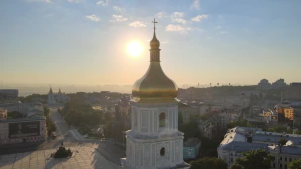 Kiev. Ucrania. Vista aérea: Iglesia de Santa Sofía por la mañana al amanecer. — Vídeos de Stock