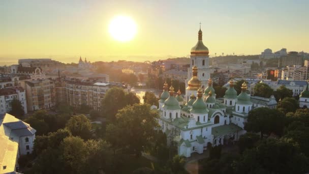 Kyiv. Ukrayna. Hava görüntüsü: Şafakta Aziz Sophia Kilisesi. — Stok video
