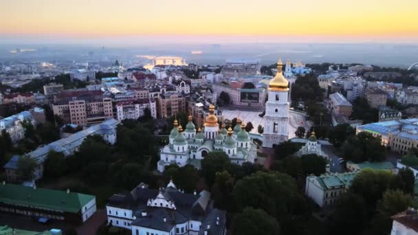 Kiev. Ukraina. Flygfoto: St Sophia Church på morgonen i gryningen. — Stockvideo