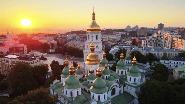 Kiev. Ucrânia. Vista aérea: Igreja de Santa Sofia pela manhã ao amanhecer. — Vídeo de Stock