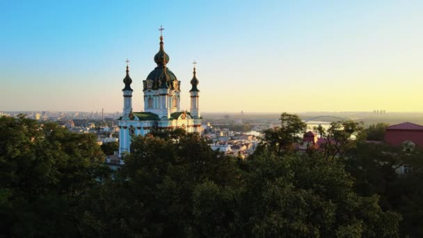 Die Andreaskirche am Morgen. Kiew, Ukraine — Stockvideo