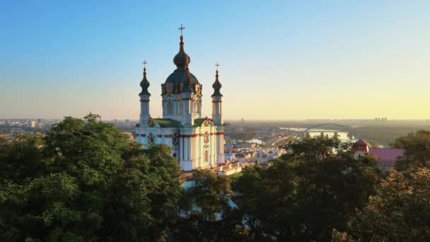 Die Andreaskirche am Morgen. Kiew, Ukraine — Stockvideo