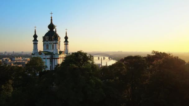 Igreja de St. Andrews pela manhã. Kiev, Ucrânia — Vídeo de Stock