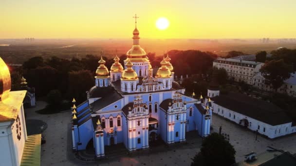 St. Michaels Golden-Kuppelkloster am Morgen. Kiew, Ukraine — Stockvideo