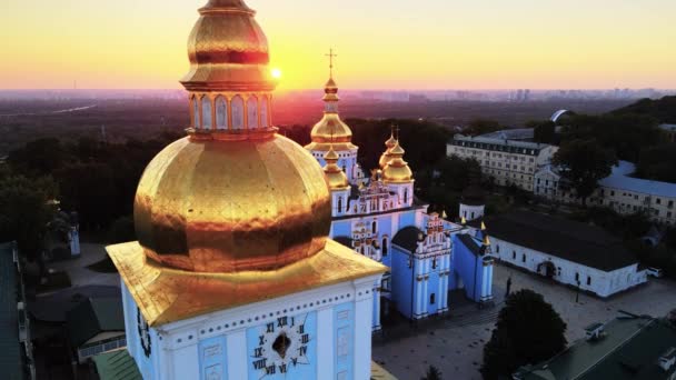 Свято-Михайловский золотокупольный монастырь утром. Киев, Украина — стоковое видео