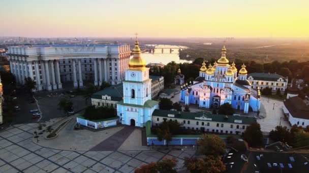 St. Michaels Golden-Domed klášter po ránu. Kyjev, Ukrajina — Stock video