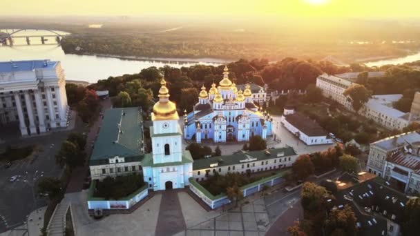 Monasterio de Cúpula Dorada de San Miguel por la mañana. Kiev, Ucrania — Vídeo de stock