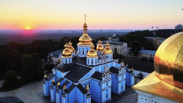 St. Michaels Golden-Kuppelkloster am Morgen. Kiew, Ukraine — Stockvideo