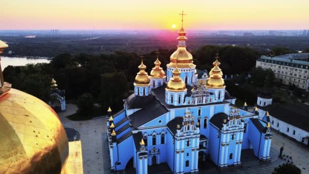 Monasterio de Cúpula Dorada de San Miguel por la mañana. Kiev, Ucrania — Vídeo de stock