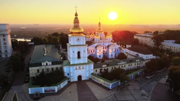 Szent Mihály Aranykupolás Kolostor reggel. Kijev, Ukrajna — Stock videók