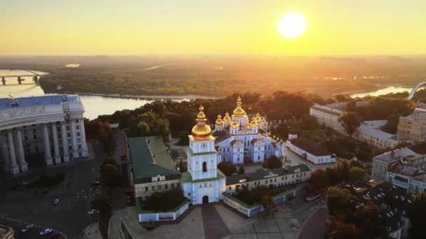 St. Michaels Golden-Domed klášter po ránu. Kyjev, Ukrajina — Stock video