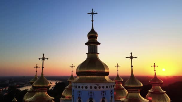 Свято-Михайловский золотокупольный монастырь утром. Киев, Украина — стоковое видео