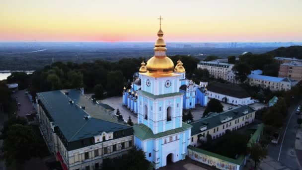 St. Michaels Golden-Domed klášter po ránu. Kyjev, Ukrajina — Stock video