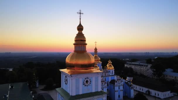 St. Michaels Golden-Kuppelkloster am Morgen. Kiew, Ukraine — Stockvideo