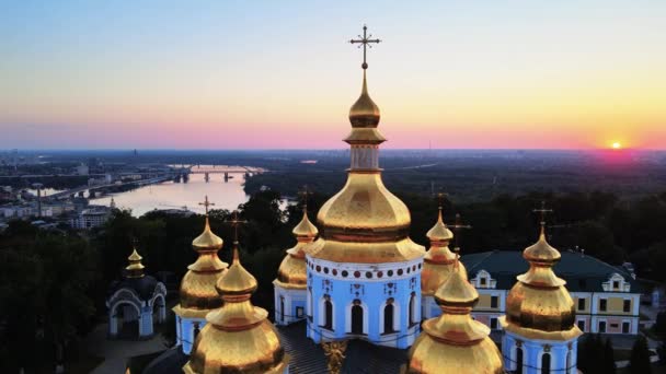 Mosteiro de St. Michaels Golden-Domed pela manhã. Kiev, Ucrânia — Vídeo de Stock