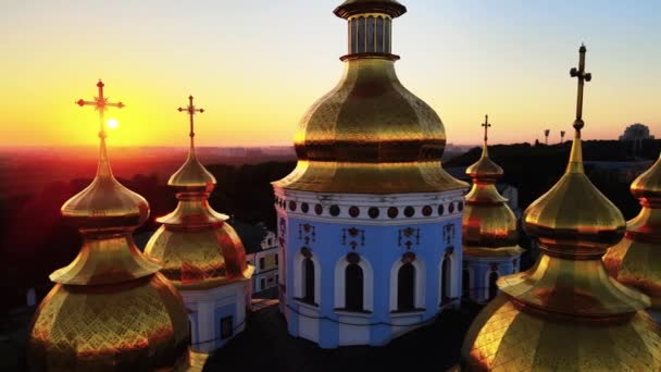 Mosteiro de St. Michaels Golden-Domed pela manhã. Kiev, Ucrânia — Vídeo de Stock