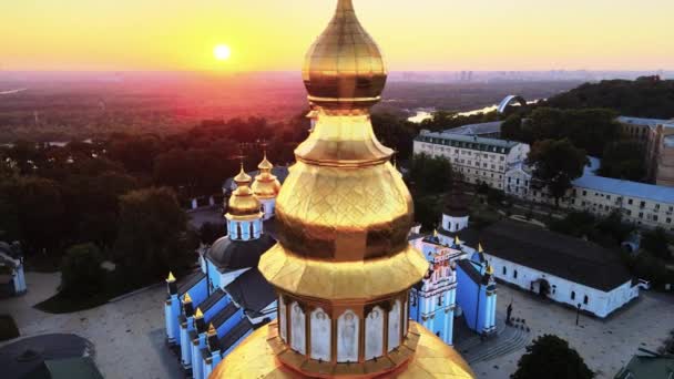 Monasterio de Cúpula Dorada de San Miguel por la mañana. Kiev, Ucrania — Vídeo de stock