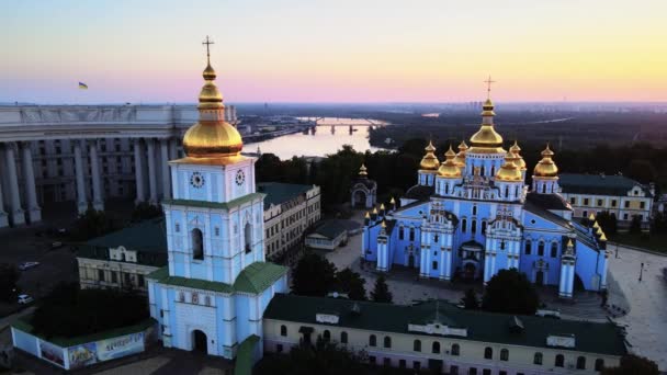 St Michaels Golden-Domed kloster på morgonen. Kiev, Ukraina — Stockvideo