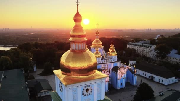 Mosteiro de St. Michaels Golden-Domed pela manhã. Kiev, Ucrânia — Vídeo de Stock