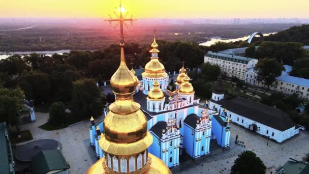 Mosteiro de St. Michaels Golden-Domed pela manhã. Kiev, Ucrânia — Vídeo de Stock