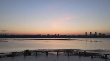 Kyiv 'in sembolü. Sabahın köründe şehrin kurucuları için bir anıt. Ukrayna. Havadan