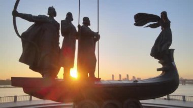 Kyiv 'in sembolü. Sabahın köründe şehrin kurucuları için bir anıt. Ukrayna. Havadan