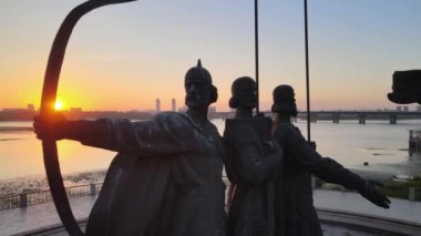 Kyiv 'in sembolü. Sabahın köründe şehrin kurucuları için bir anıt. Ukrayna. Havadan