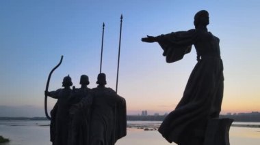 Kyiv 'in sembolü. Sabahın köründe şehrin kurucuları için bir anıt. Ukrayna. Havadan