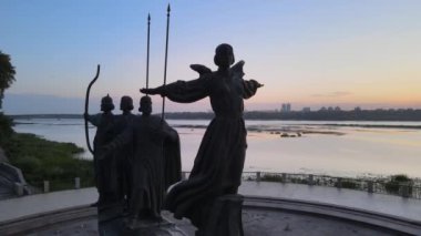 Kyiv 'in sembolü. Sabahın köründe şehrin kurucuları için bir anıt. Ukrayna. Havadan