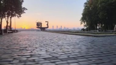 Kyiv 'in sembolü. Sabahın köründe şehrin kurucuları için bir anıt. Ukrayna. Havadan