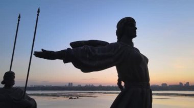 Kyiv 'in sembolü. Sabahın köründe şehrin kurucuları için bir anıt. Ukrayna. Havadan