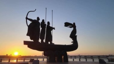 Kyiv 'in sembolü. Sabahın köründe şehrin kurucuları için bir anıt. Ukrayna. Havadan