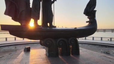 Kyiv 'in sembolü. Sabahın köründe şehrin kurucuları için bir anıt. Ukrayna. Havadan