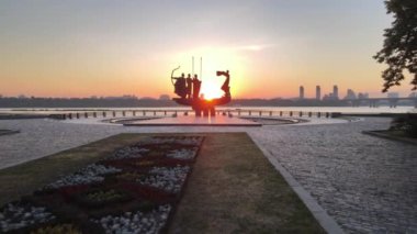 Kyiv 'in sembolü. Sabahın köründe şehrin kurucuları için bir anıt. Ukrayna. Havadan
