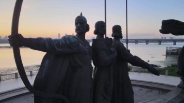 Kyiv 'in sembolü. Sabahın köründe şehrin kurucuları için bir anıt. Ukrayna. Havadan