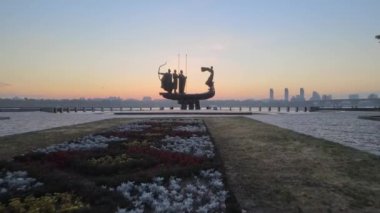 Kyiv 'in sembolü. Sabahın köründe şehrin kurucuları için bir anıt. Ukrayna. Havadan