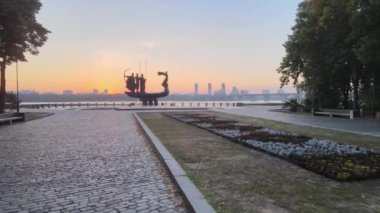 Kyiv 'in sembolü. Sabahın köründe şehrin kurucuları için bir anıt. Ukrayna. Havadan