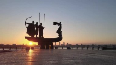 Kyiv 'in sembolü. Sabahın köründe şehrin kurucuları için bir anıt. Ukrayna. Havadan