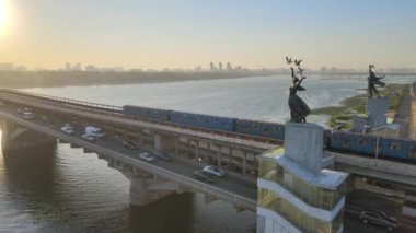 Kyiv, Ukrayna: Sabah güneş doğarken metro köprüsü. Dnipro İstasyonu