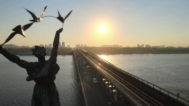 Kyiv, Ukrayna: Sabah güneş doğarken metro köprüsü. Dnipro İstasyonu