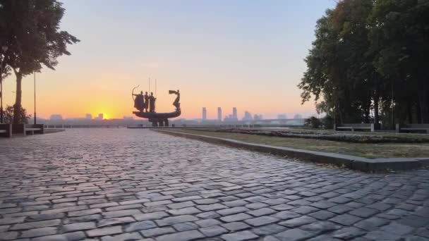 Símbolo de Kiev - um monumento aos fundadores da cidade de manhã de madrugada. Ucrânia. Aviação — Vídeo de Stock