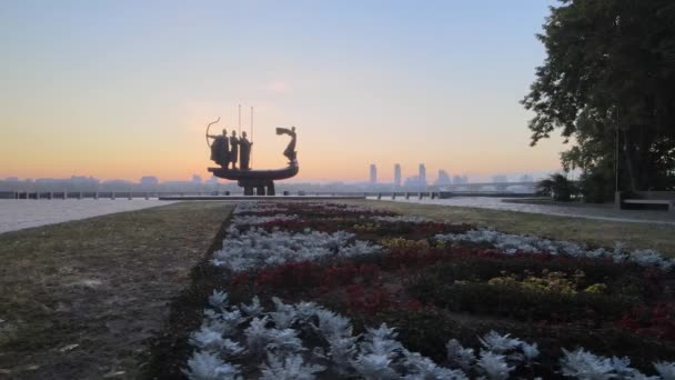 키프의 상징 - 새벽에 이 도시를 세운 사람들을 위한 기념물. 우크라이나. 공중 비행 — 비디오
