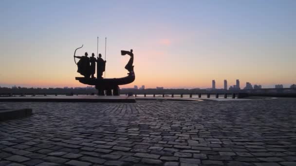 キエフのシンボル-夜明けに街の創設者への記念碑。ウクライナだ。空中 — ストック動画
