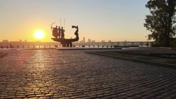 Simbolo di Kiev - un monumento ai fondatori della città di mattina all'alba. Ucraina. Aerea — Video Stock