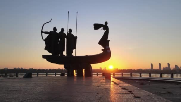 Символ Киева - памятник основателям города утром на рассвете. Украина. Воздушный — стоковое видео