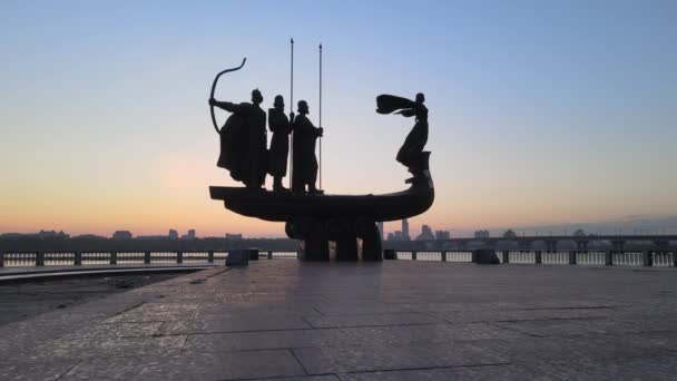 Símbolo de Kiev - um monumento aos fundadores da cidade de manhã de madrugada. Ucrânia. Aviação — Vídeo de Stock