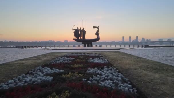 Σύμβολο του Κιέβου - μνημείο των ιδρυτών της πόλης το πρωί της αυγής. Ουκρανία. Αεροσκάφος — Αρχείο Βίντεο