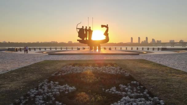 Symbool van Kiev - een monument voor de oprichters van de stad in de ochtend bij dageraad. Oekraïne. Luchtfoto — Stockvideo