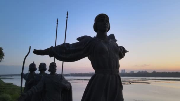 Simbolo di Kiev - un monumento ai fondatori della città di mattina all'alba. Ucraina. Aerea — Video Stock