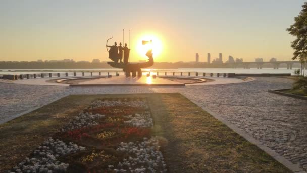 Symbool van Kiev - een monument voor de oprichters van de stad in de ochtend bij dageraad. Oekraïne. Luchtfoto — Stockvideo